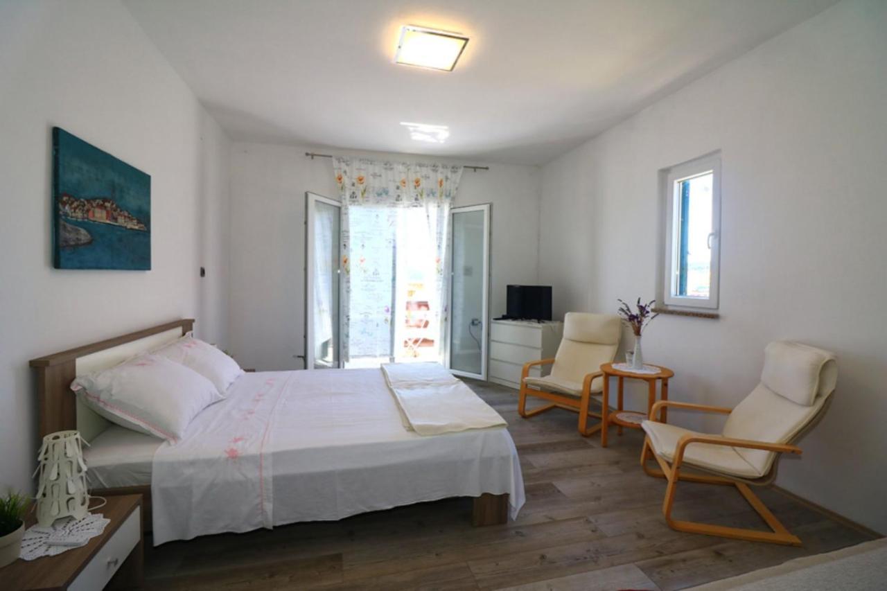 Mikin * Betina (Sibenik-Knin)